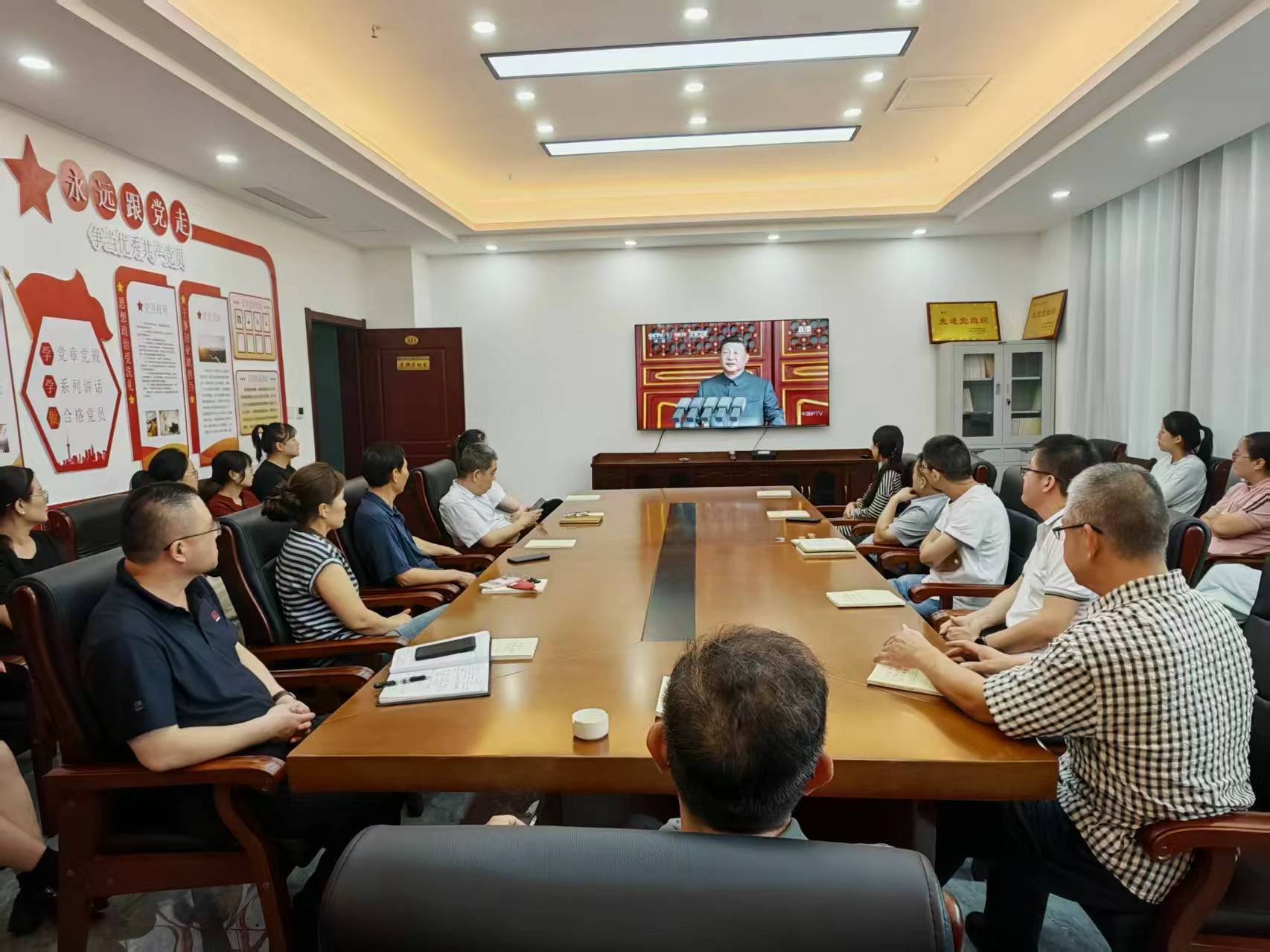 铭记历史，缅怀先烈，珍惜和平，开创未来 —宏远润丰建设集团组织观看中国人民抗日战争暨世界反法西斯战争胜利80周年大阅兵仪式